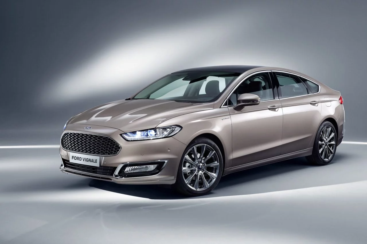 El Ford Mondeo híbrido destaca por su diseño elegante y tecnología avanzada.