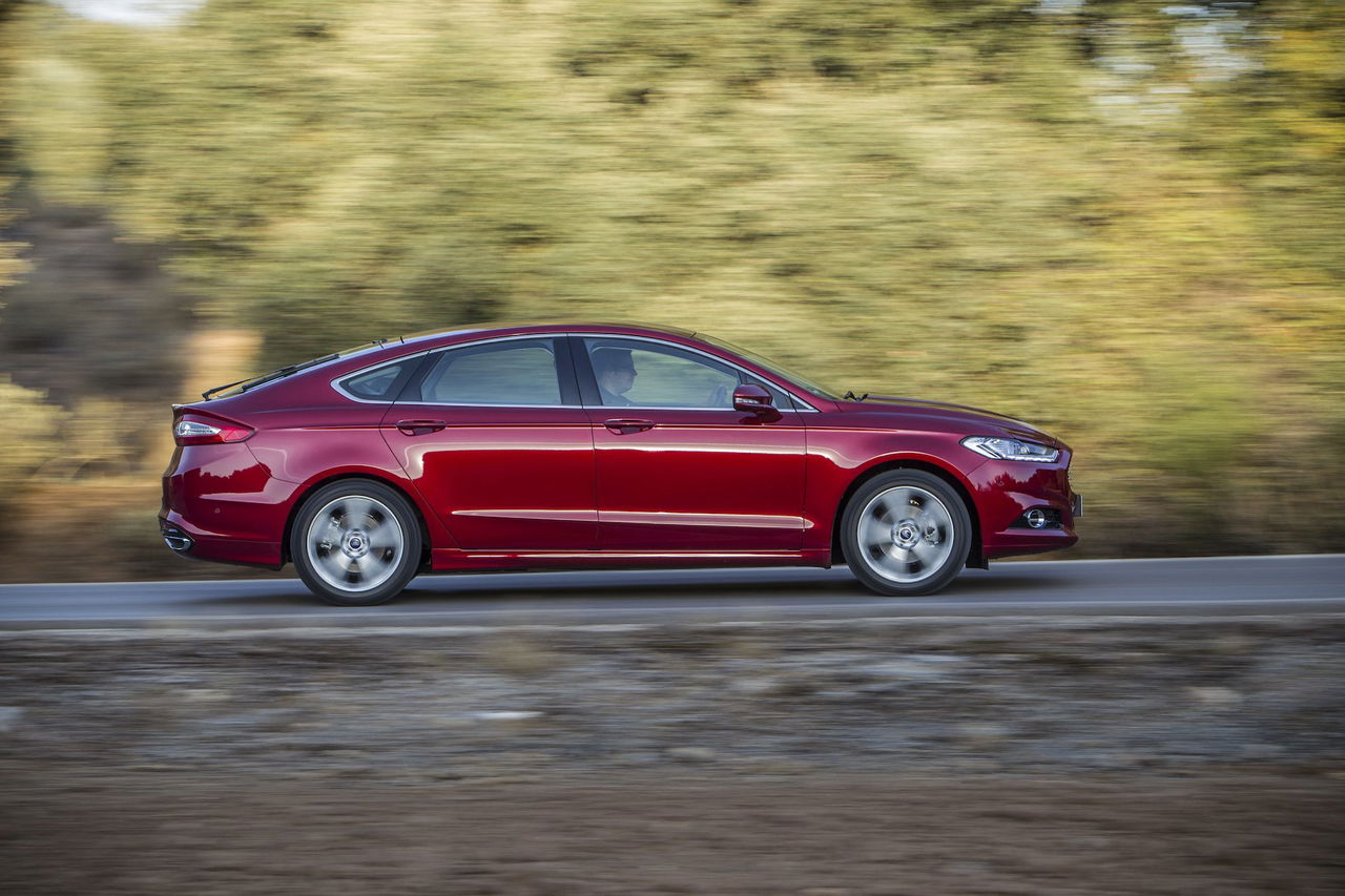 El Ford Mondeo híbrido destaca por su diseño elegante y aerodinámico.