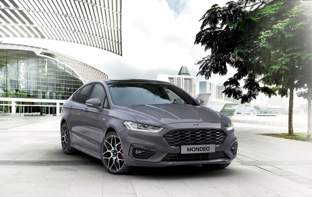 El Ford Mondeo destaca por su diseño elegante y aerodinámico.