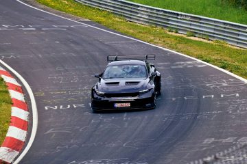 El Ford Mustang GTD se muestra en plena acción en Nürburgring, desafiando al cronómetro.