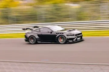 El Ford Mustang GTD brilla en el circuito de Nürburgring con un diseño agresivo.