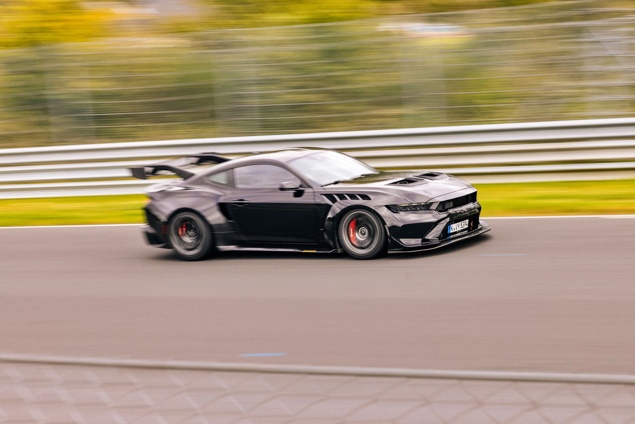 El Ford Mustang GTD brilla en el circuito de Nürburgring con un diseño agresivo.