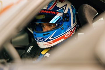 Piloto concentrado en el Ford Mustang GTD antes de la carrera en Nürburgring.