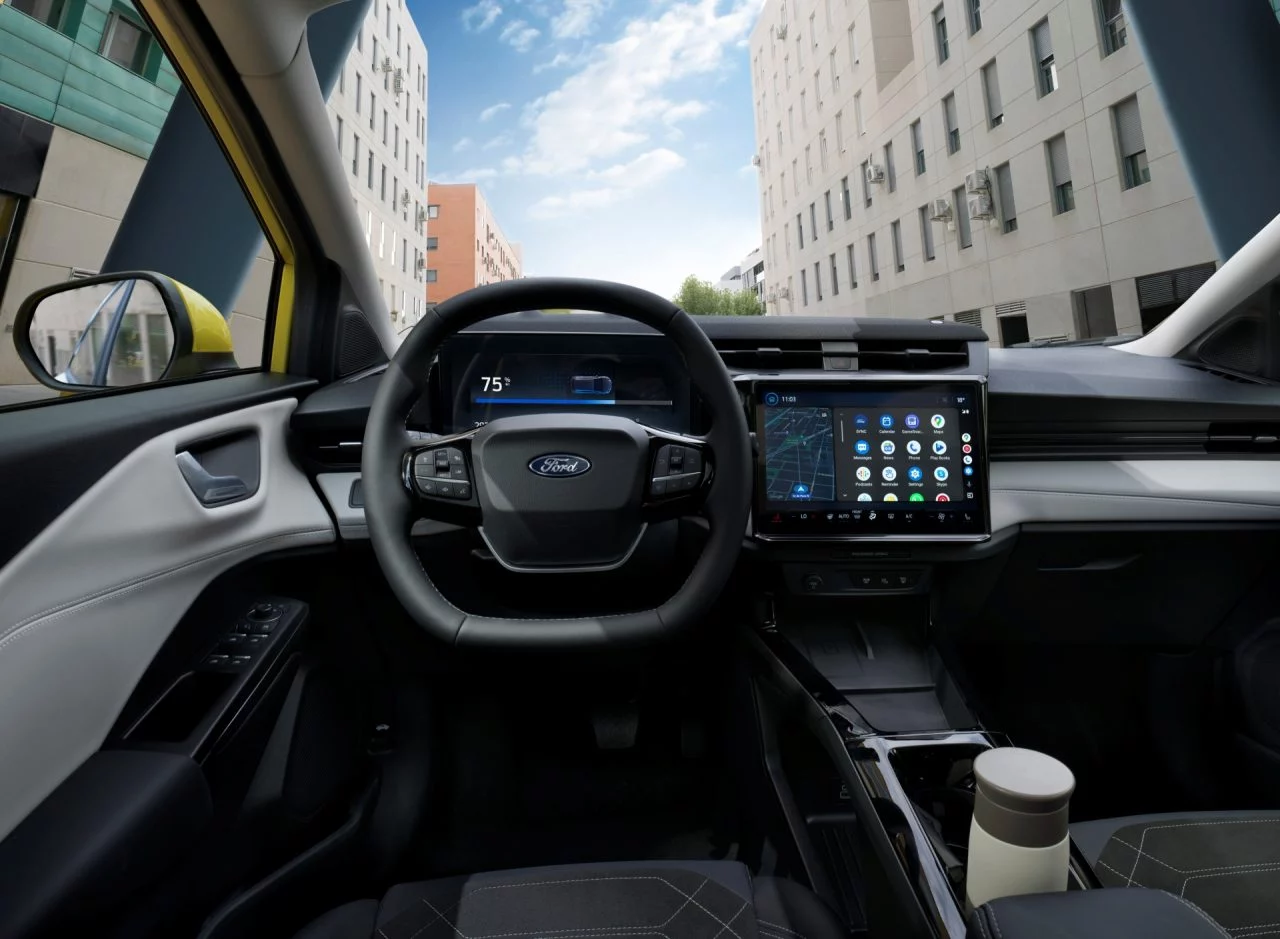 Vista del interior del Ford Puma eléctrico, destacando su moderno tablero y espacio interior.