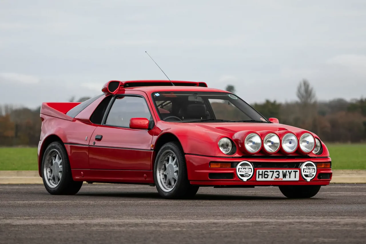 El Ford RS200S destaca por su diseño icónico y especificaciones de alto rendimiento.