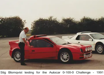 El Ford RS200S, ícono del Grupo B, combina diseño audaz y potencia espectacular.