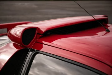 El alerón del RS200S destaca su diseño aerodinámico y su potencial en pista.