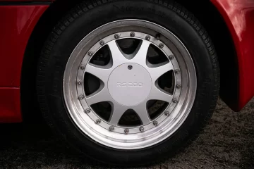 Detalle de la rueda del Ford RS200S, destacando su diseño elegante y aerodinámico.