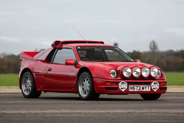 El Ford RS200S, un ícono del Grupo B, con diseño agresivo y potencia deslumbrante.