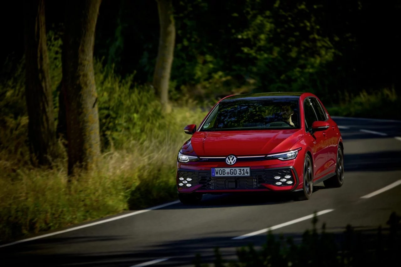 El nuevo Golf GTI, con su diseño icónico, ofrece un rendimiento excepcional en carretera.