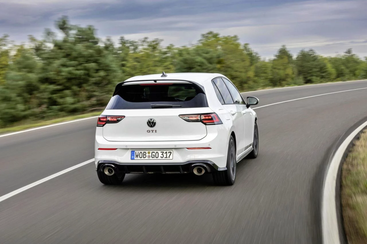 Vista lateral y trasera del Golf GTI Clubsport, un ícono del rendimiento.