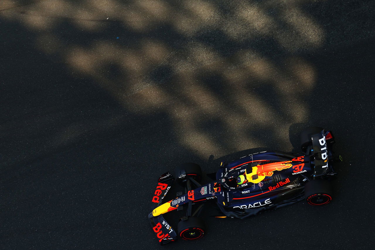 El monoplaza de Red Bull muestra su aerodinámica avanzada en la FP1.