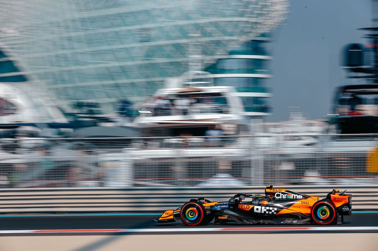 El McLaren avanza en el circuito de Abu Dhabi, mostrando su velocidad y agilidad.