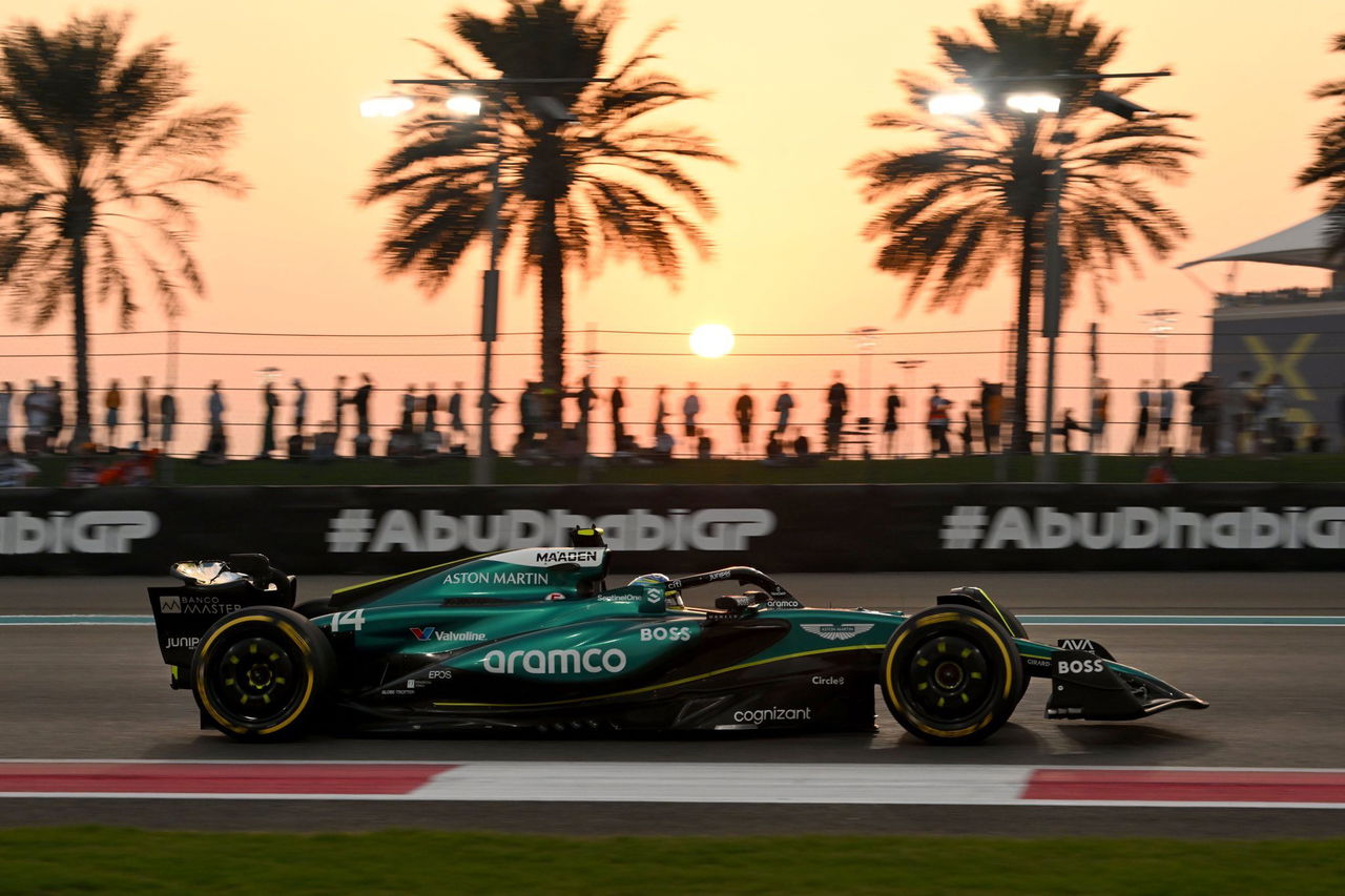 El McLaren avanza en la FP2, mientras la competencia se mantiene intensa.