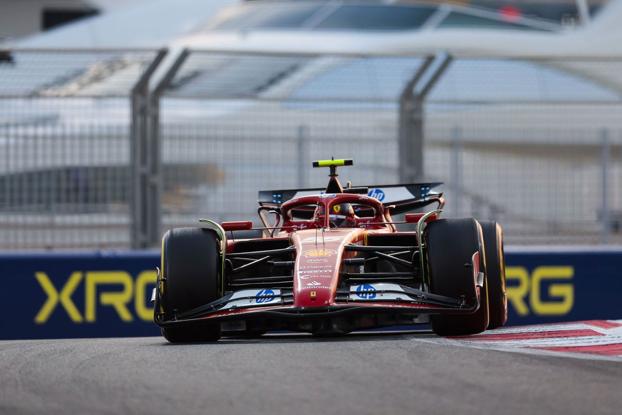 El Ferrari toma curva en la FP2, mostrando su agilidad y diseño aerodinámico.