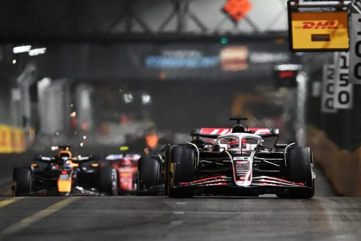 El Haas F1 de Kevin Magnussen compite en un circuito urbano, destacando su diseño aerodinámico.