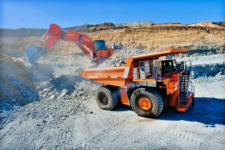 Impresionante camión todoterreno con motor híbrido diésel que carga hasta 242 toneladas.