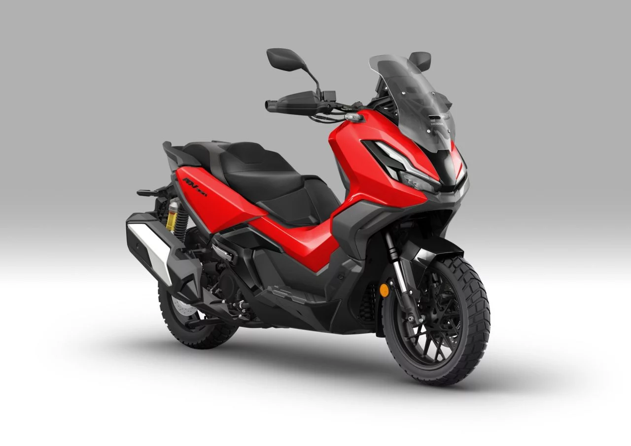 Honda ADV350 2025, un SUV de dos ruedas que destaca por su diseño audaz.