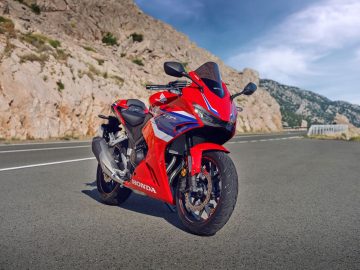 La Honda CBR500R 2025 es ideal para quienes buscan rendimiento en carretera.