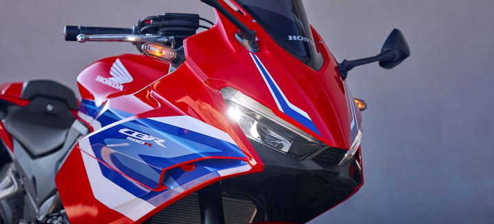 La Honda CBR500R 2025 destaca por su diseño deportivo y tecnología avanzada. Ideal para A2.