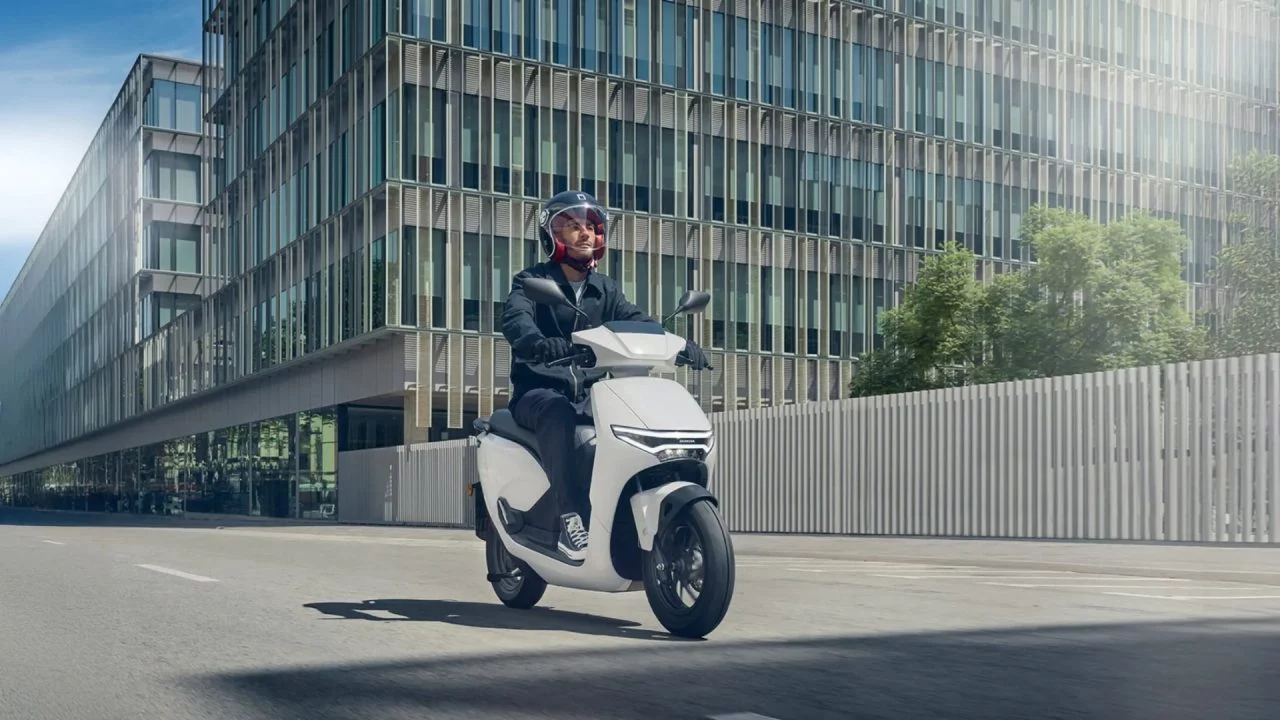 Primeras imágenes del Honda CUV e:, un scooter 'de 125' con diseño ágil y ecológico.