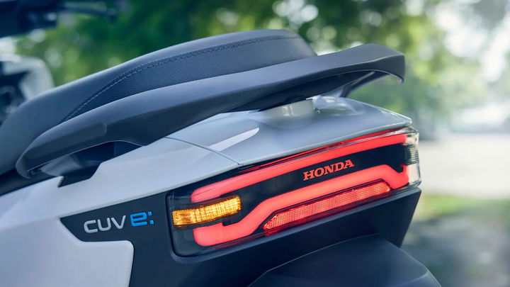 Vista del trasero del Honda CUV e, destacando su moderno diseño y luces LED