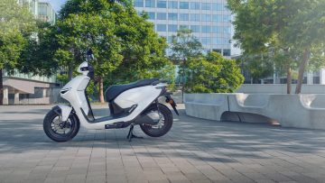 Primeras imágenes del Honda CUV e, un scooter que combina estilo y eficiencia en un diseño compacto.