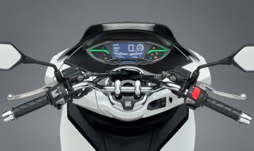 Panel de instrumentos del Honda PCX 125 híbrido, con un diseño moderno y funcional.