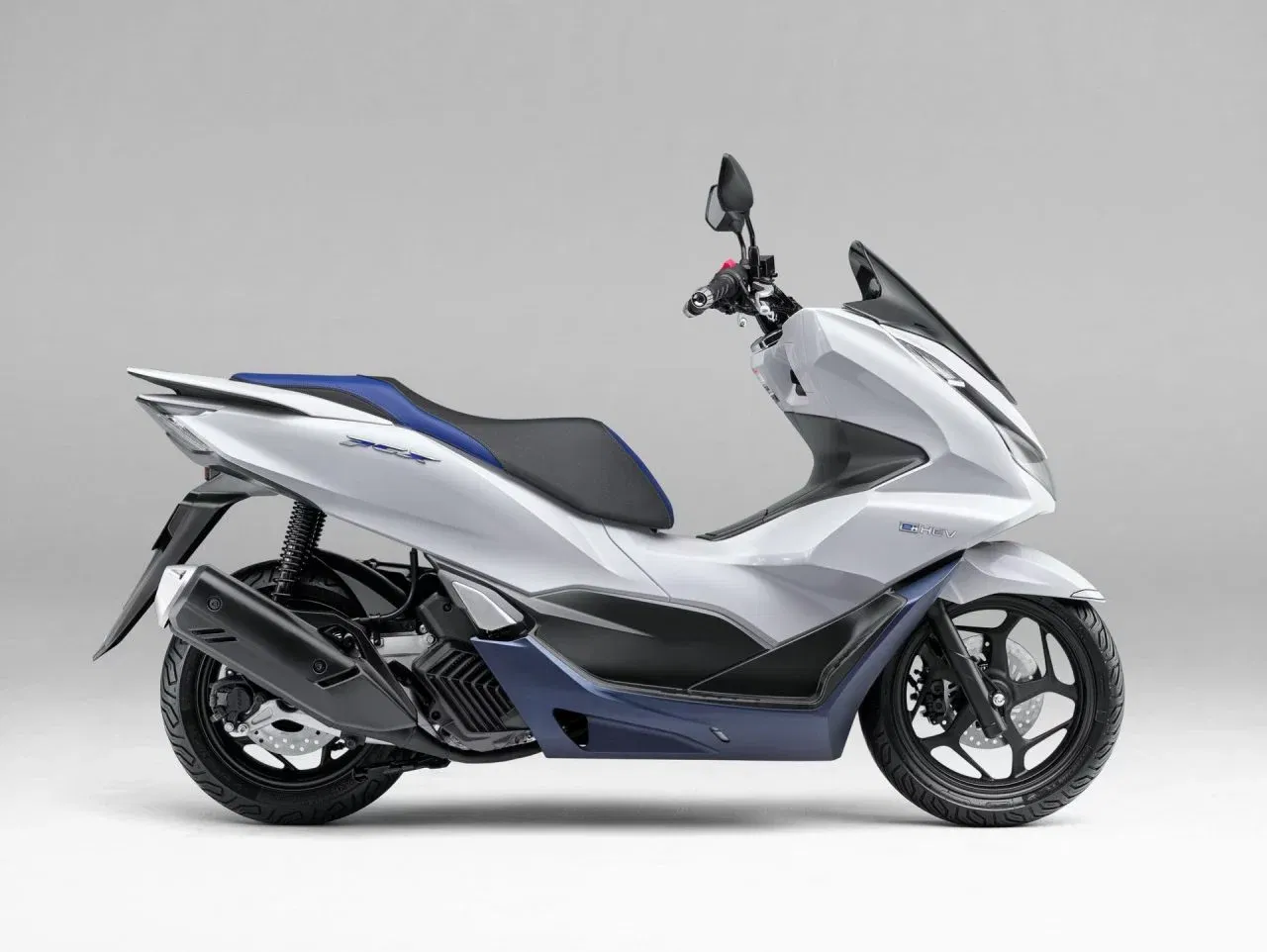 El Honda PCX 125 híbrido destaca por su diseño elegante y eficiente.