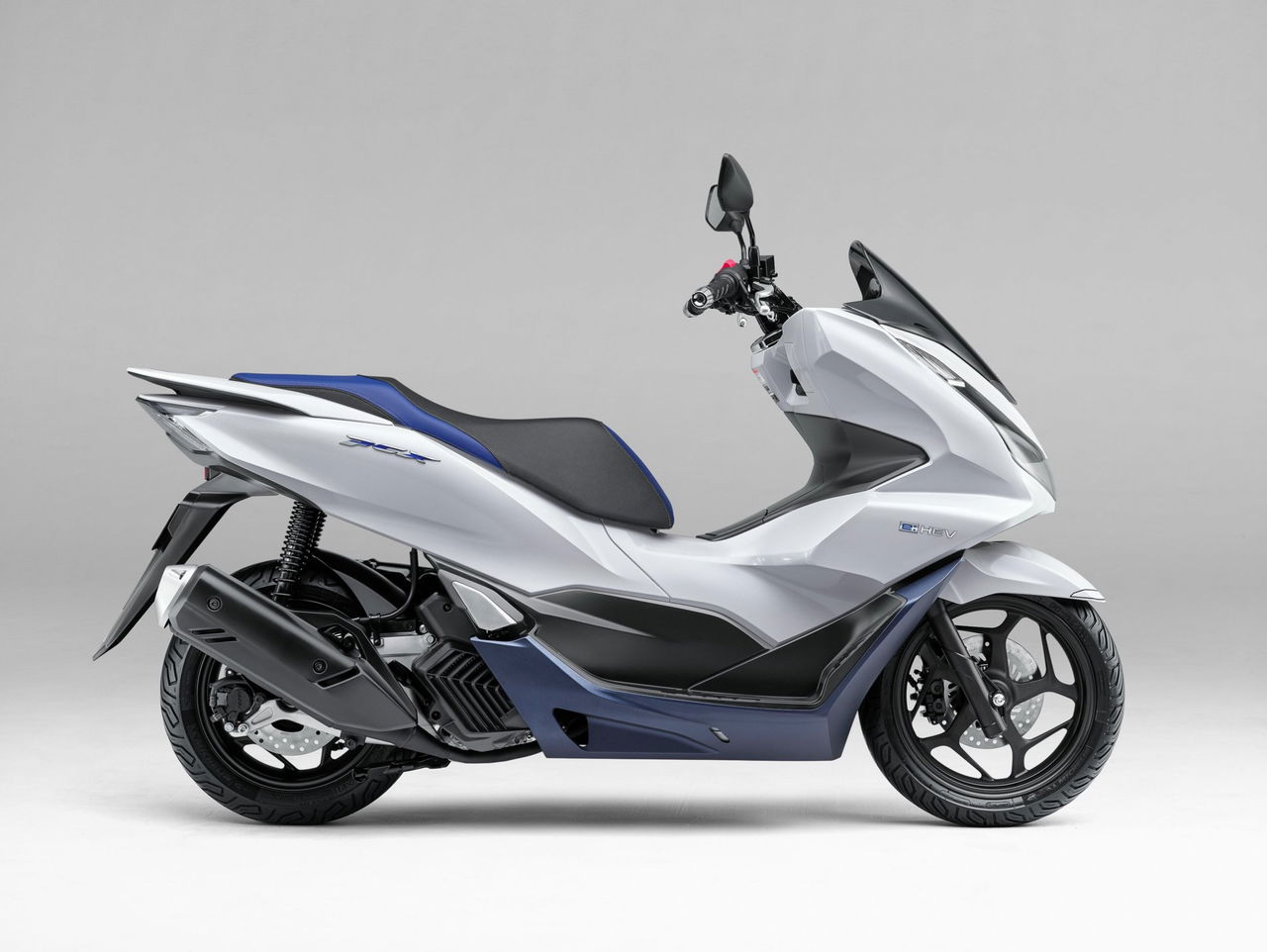 El Honda PCX 125 híbrido destaca por su diseño elegante y eficiente.