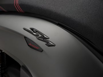 Detalle del logo del SH350i, resaltando su diseño distintivo y moderno.