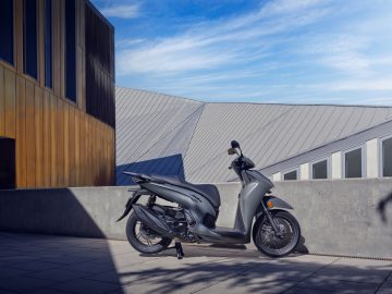 La Honda SH350i 2025 destaca por su diseño moderno y robusto, ideal para la ciudad.