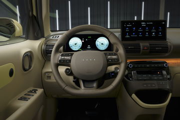 Interior del Hyundai Inster, con volante moderno y pantalla digital.