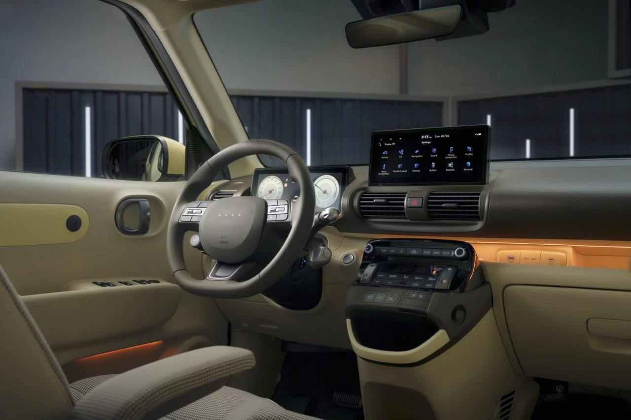 Interior del Hyundai Inster, destacando su diseño moderno y tecnología avanzada.