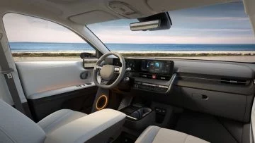 Interior moderno y espacioso del Ioniq 5, enfocado en la comodidad