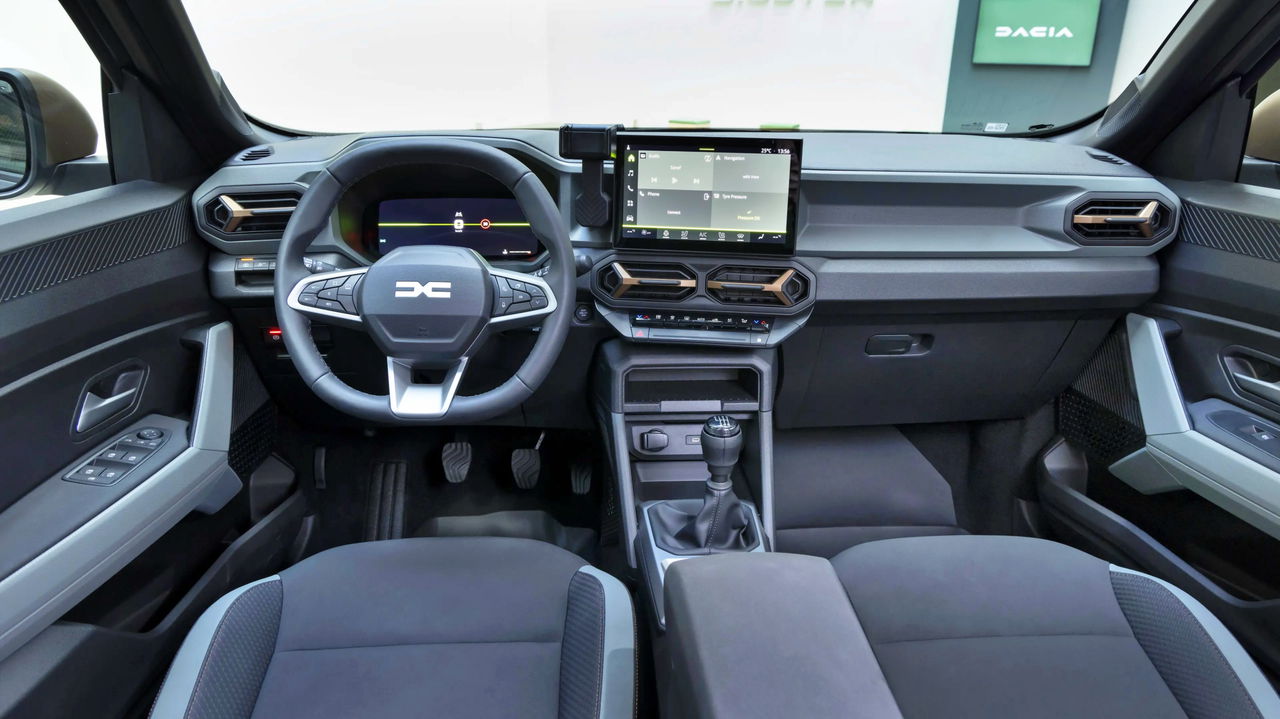 Interior del Dacia Bigster 2025, diseño moderno con tecnología avanzada.