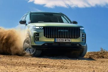 El Jaecoo 7, un SUV híbrido, destaca por su diseño robusto y prestaciones off-road.