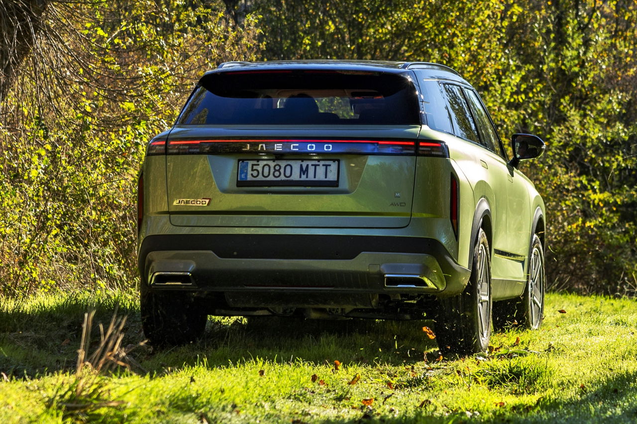 Vista trasera del Jaecoo 7, un SUV híbrido con diseño robusto y moderno.