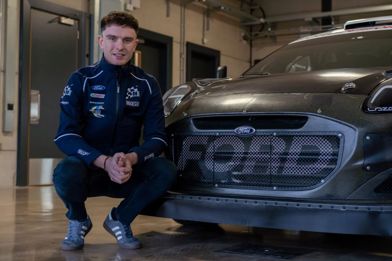 Josh McErlean posa junto al Ford Puma Rally1, mostrando su compromiso en el WRC.