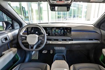 El interior del Kia EV3 combina modernidad y tecnología avanzada.