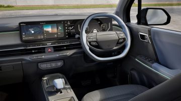 El interior del Kia Syros 2025 combina comodidad y tecnología moderna.