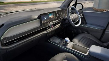 Vista del interior del Kia Syros 2025, con un diseño moderno y funcional.