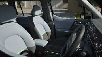 Vista del interior del Kia Syros 2025, con asientos cómodos y un diseño moderno.