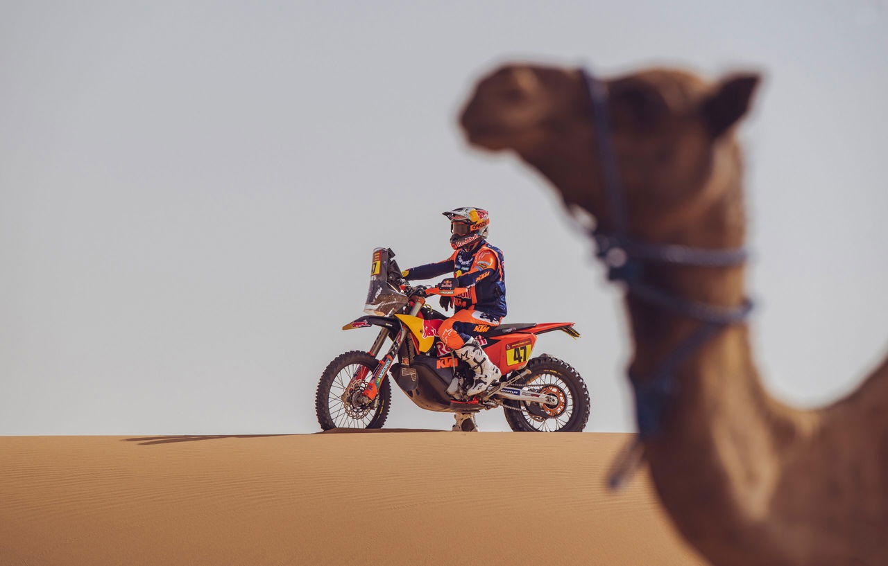 Piloto de KTM en competición, listo para desafiar las dunas del Dakar.