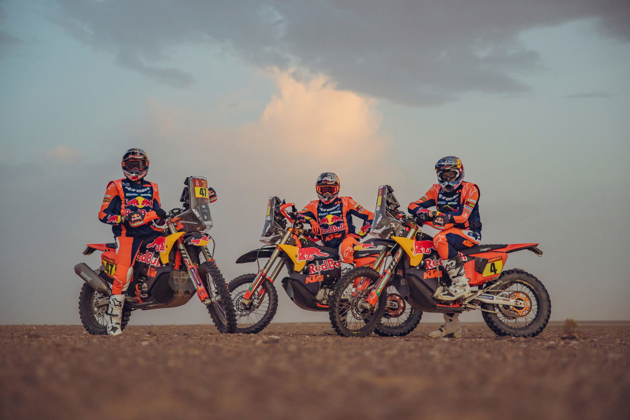 Presentación de los pilotos KTM para el Dakar 2024 en un entorno desértico.