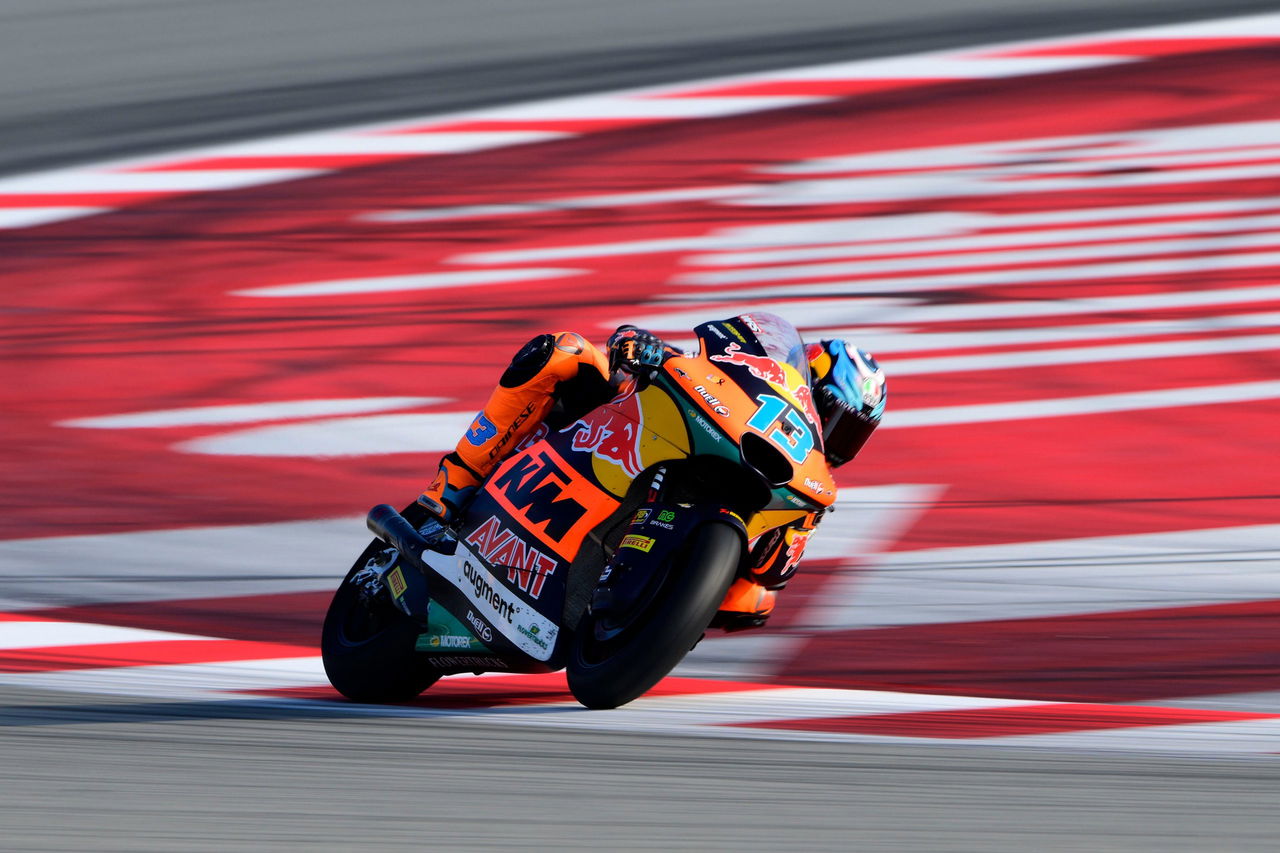 Piloto de KTM en plena acción, demostrando su destreza en la pista.