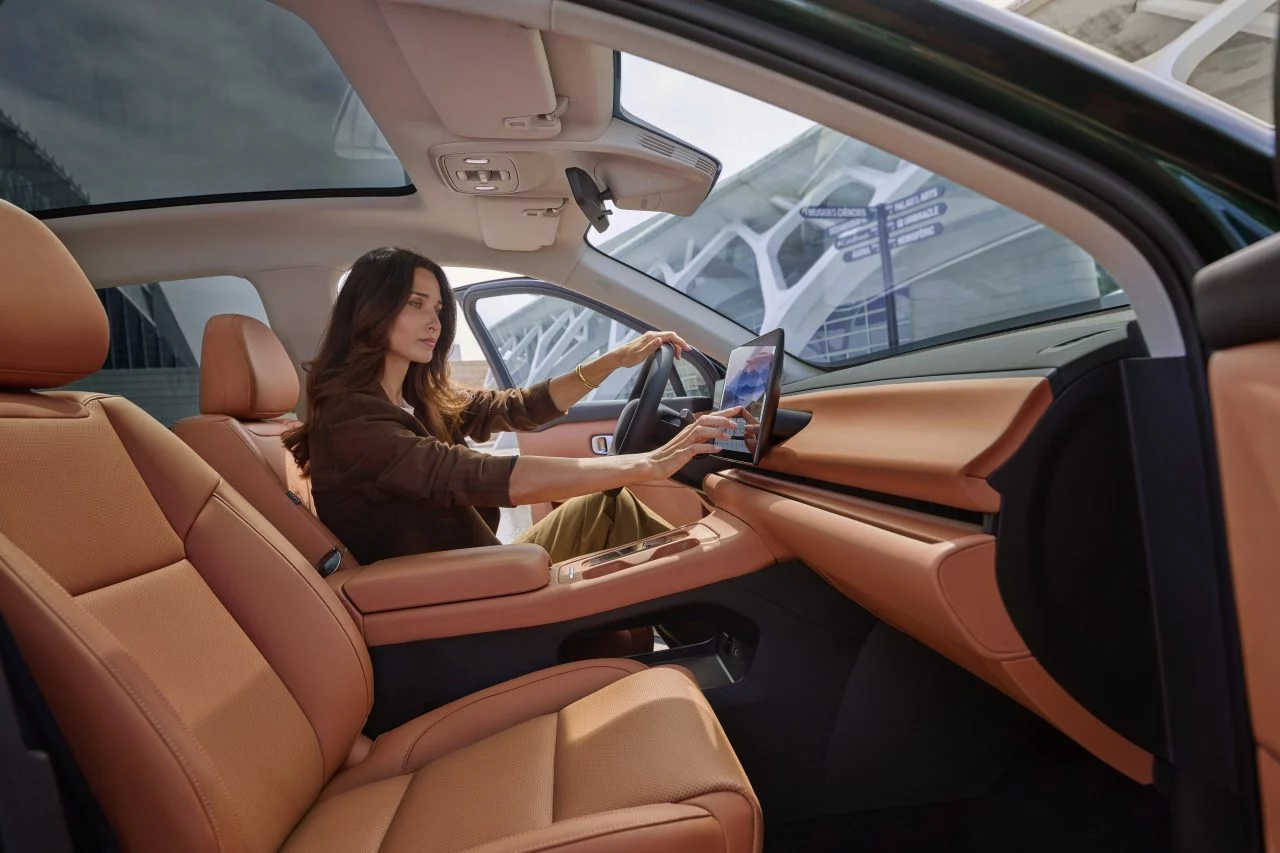 Interior del Leapmotor C10 REEV, con asientos de cuero y tecnología moderna.