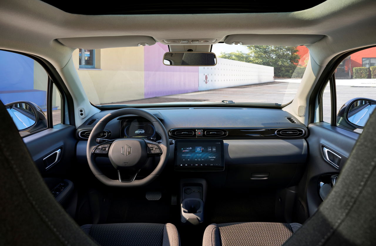 Vista del interior del Leapmotor T03, destacando su diseño funcional y moderno.