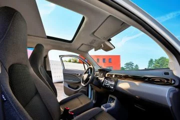 El interior del Leapmotor T03 destaca por su diseño moderno y espacioso.