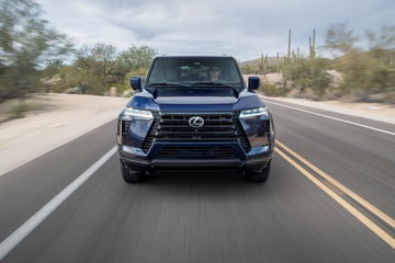 Vista frontal del Lexus GX 2025, destacando su robustez y diseño imponente.